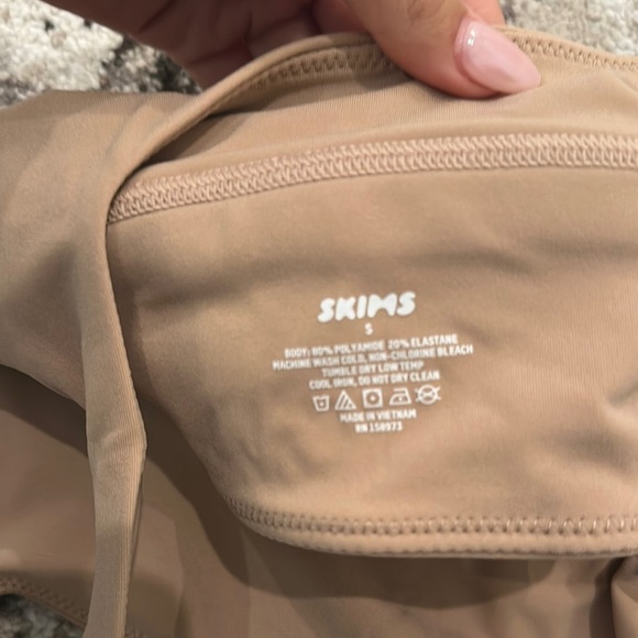 SKIMS Tan Seamless Bra with Supportive Band - Picture 4 of 4